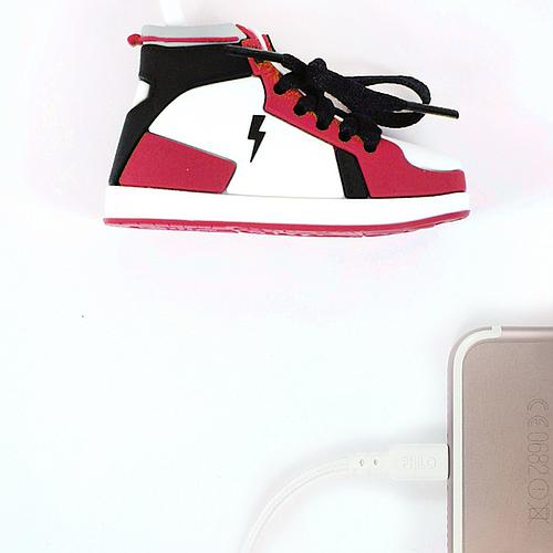 Photo de Batterie de secours de poche forme baskets