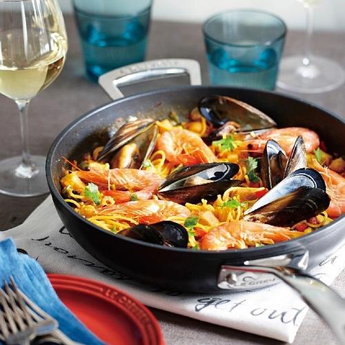 Photo de POÊLE WOK ANTI-ADHÉRENT ET COUVERCLE LE CREUSET®